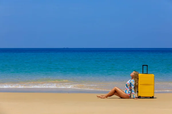 Belle Fille Maillot Bain Sur Plage Avec Une Valise Jaune — Photo