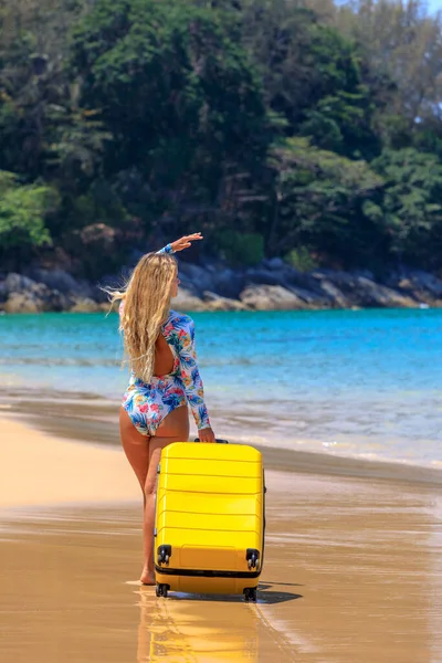 Belle Fille Maillot Bain Sur Plage Avec Une Valise Jaune — Photo