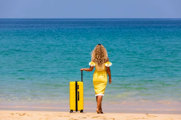 가방을 해변에서 수영복을 아름다운 — 스톡 사진