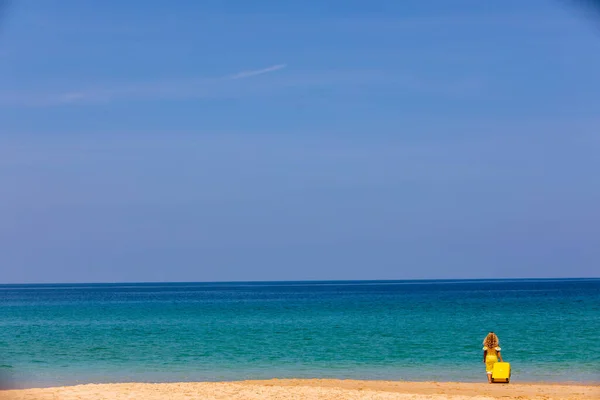 Bella Ragazza Costume Bagno Sulla Spiaggia Con Una Valigia Gialla — Foto Stock