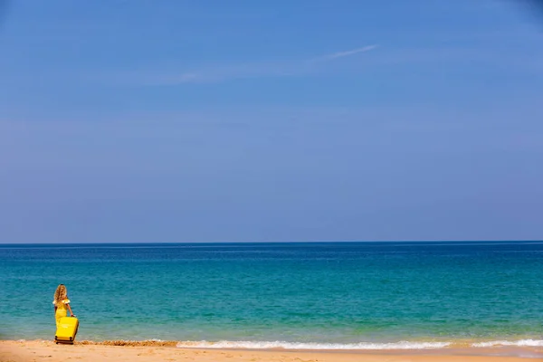 Hermosa Chica Traje Baño Playa Con Una Maleta Amarilla Mar —  Fotos de Stock