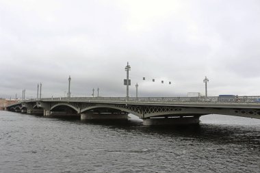 Rusya, St. Petersburg, Blagoveshchensky köprü bir fırtına önünde