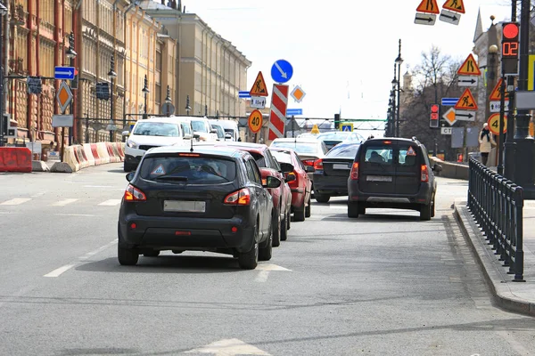 yol çalışmaları nedeniyle trafikte araba