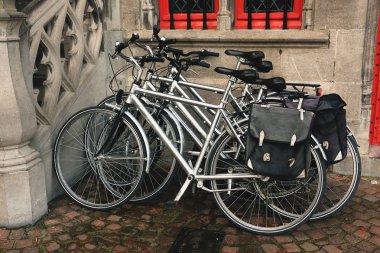 duvara evrak çantaları ile üç Bisiklet Park