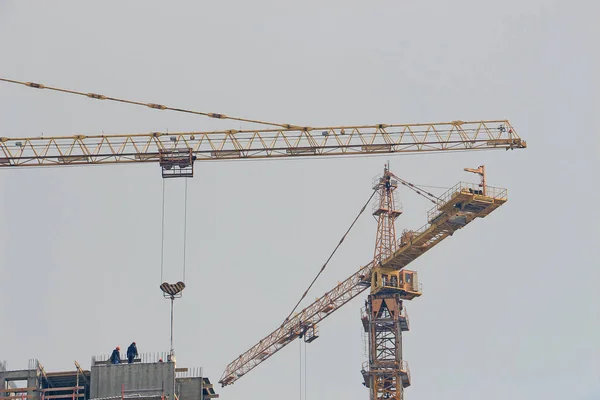 Guindastes Torre Construção Edifício Alto Durante Uma Queda Neve — Fotografia de Stock