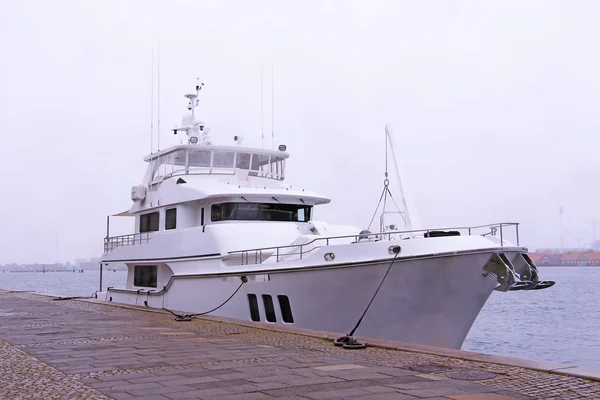 Biały Jacht Doku Deszczu — Zdjęcie stockowe