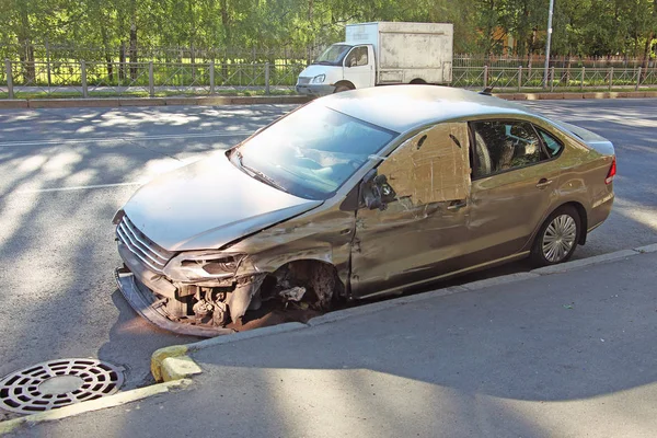 Carro Sem Roda Dianteira Após Acidente — Fotografia de Stock