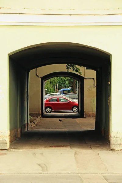 Vista Los Coches Aparcados Través Dos Arcos —  Fotos de Stock