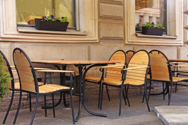 Masa ve sandalyeler sokak Cafe