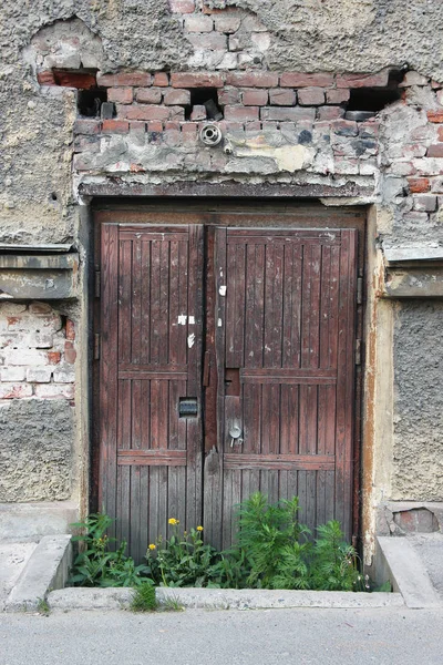 Alte Baufällige Tür Mit Gras Überwuchert — Stockfoto