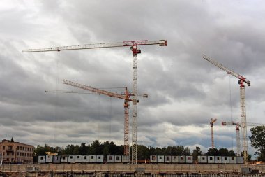 yüksek kule vinç inşaat sitesinde