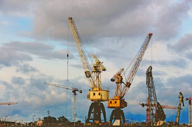 bulutlu gökyüzü arka planda yüksek liman Vinçler