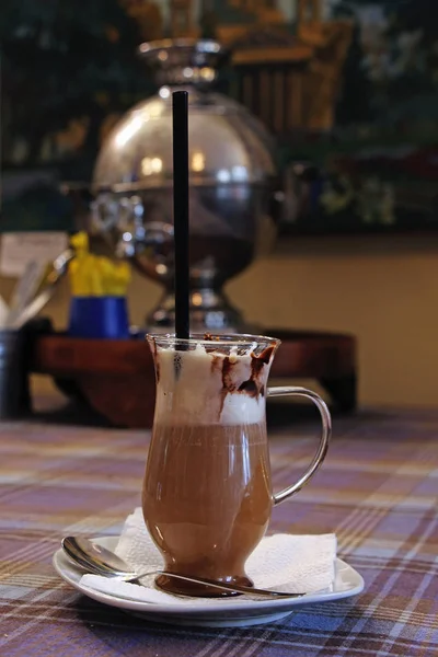 Filiżankę Kawy Błyszczący Stole Kawiarni — Zdjęcie stockowe