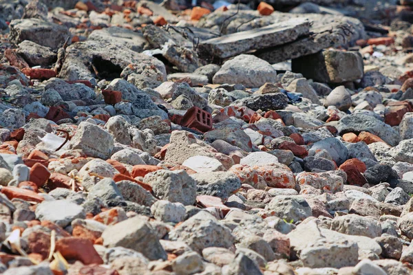 taş ve tuğla sahilde