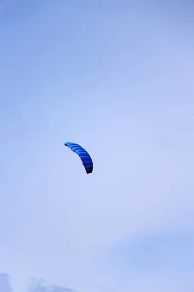 Μπλε Ιπτάμενο Χαρταετό Στον Ουρανό — Φωτογραφία Αρχείου