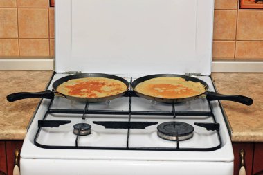 Kızartma tavasında iki kızarmış krep