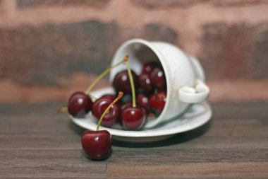 Meyveleri tatlı kiraz bir bardaktan düşmüş