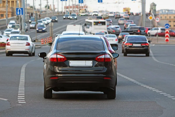 Köprüye doğru yol trafik