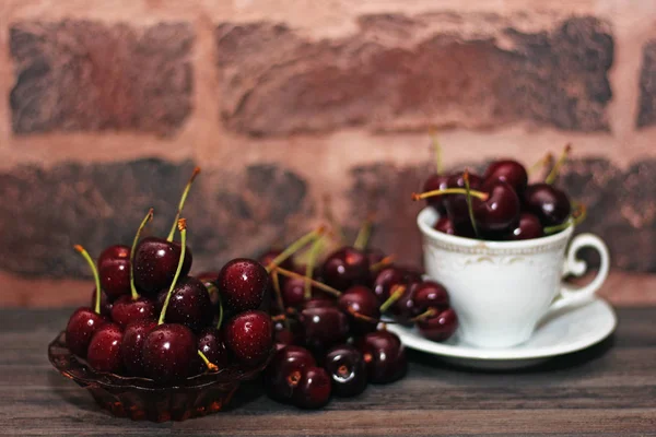 Bir daire ve bir fincan kahvaltı için kiraz