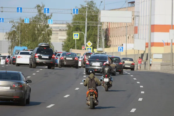 Tráfico Automóviles Motocicletas Una Calle Ciudad —  Fotos de Stock