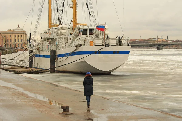 Eine Frau Die Den Winterdeich Entlang Geht Einem Zugefrorenen Segelboot — Stockfoto