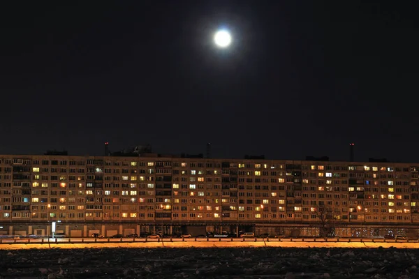 Luna Llena Sobre Edificio Apartamentos —  Fotos de Stock