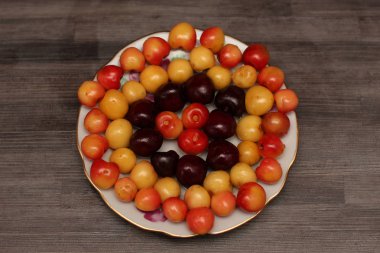 kiraz üç kiraz bir plaka üzerinde