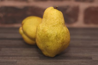 Kahvaltı için iki sarı armut