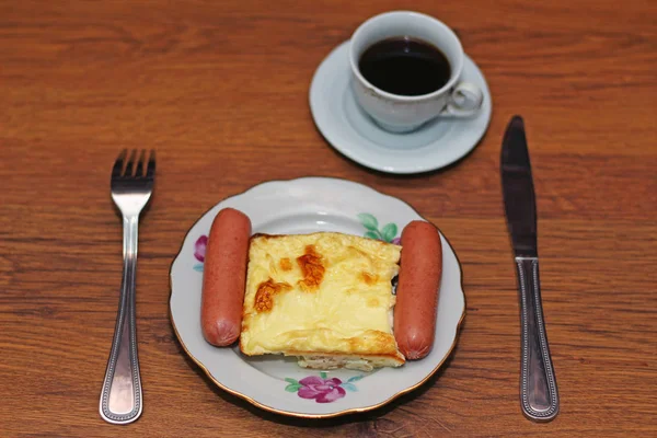 Frühstück Würstchen Mit Omelett Und Einer Tasse Heißen Kaffee — Stockfoto