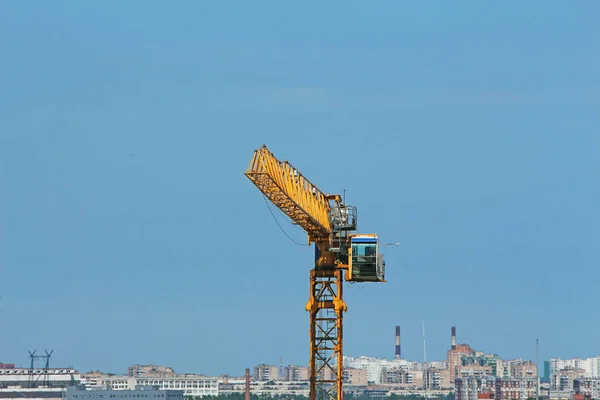Wysoka Budowa Crane Nad Miastem — Zdjęcie stockowe