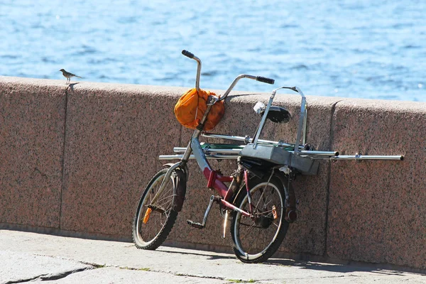 Bicicleta Estacionada Aterro Granito — Fotografia de Stock