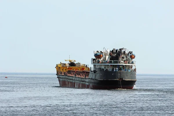 海で貨物船 — ストック写真