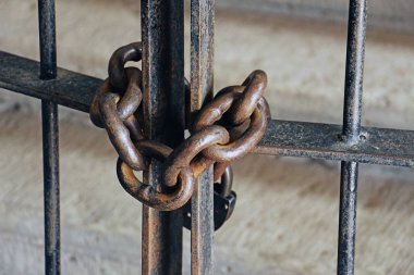demir ızgara zinciri tarafından kapalı