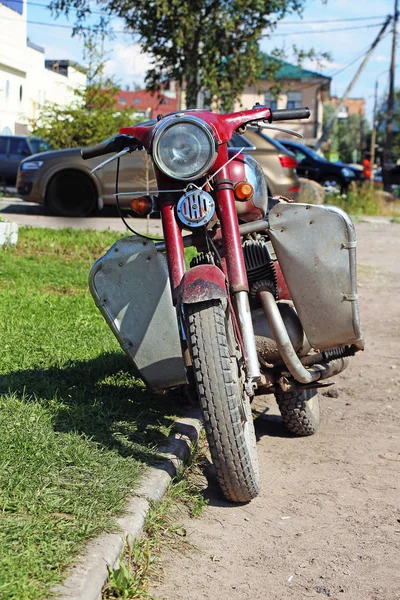 Çim Eski Kırmızı Motosiklet Park — Stok fotoğraf