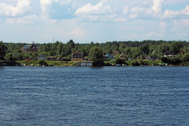 Göl kenarındaki manzara