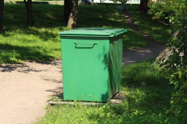 çöp toplama için yeşil kapsayıcı