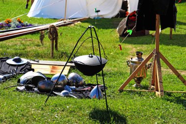 bir tripod monte kazan ve dağınık zırh