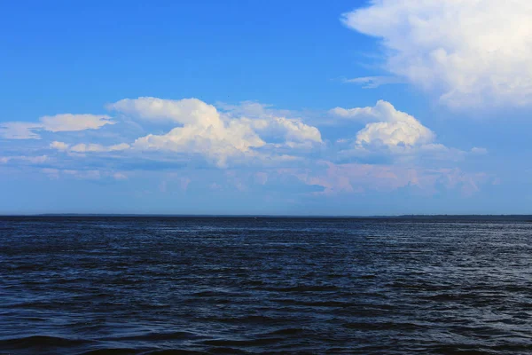 Paisagem Marinha Nuvens Sobre Superfície Água — Fotografia de Stock