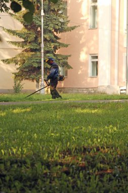 çim biçme, çim çim üzerinde bir düzeltici ile mows