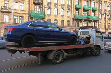 bir trafik kazasından sonra bir araba taşıyan wrecker