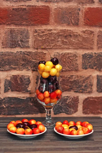 受け皿に朝食と木製のテーブルにガラスの果実さくらんぼ — ストック写真