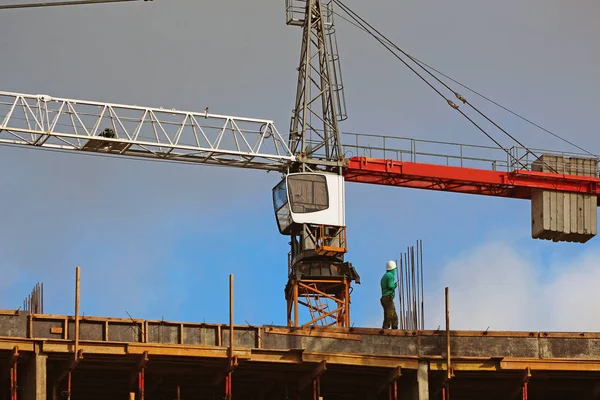 Construtor Capacete Canteiro Obras Contra Uma Torre Guindaste — Fotografia de Stock