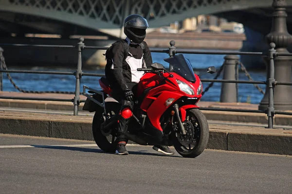 Motosikletçi Yolda Durdu Bir Kırmızı Motosiklet — Stok fotoğraf
