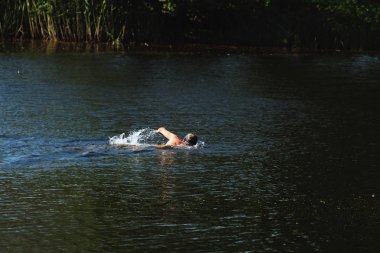 bir adam ile su kurbağalama yüzme