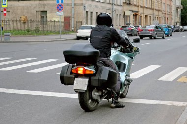 Motosikletçi yolda durdu