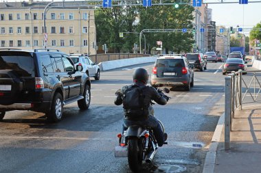 sabah sokak üzerinde trafik