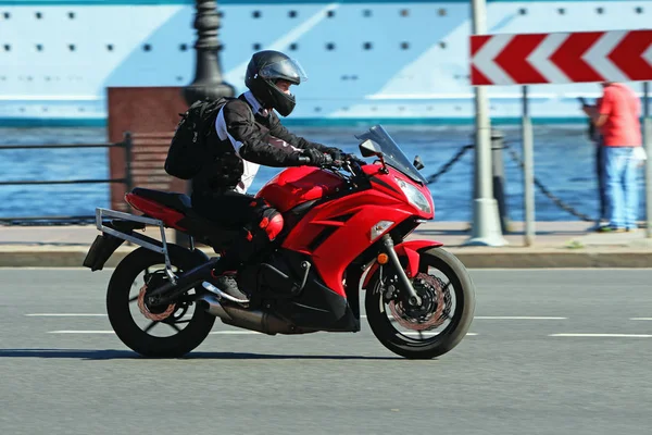 Yolda Kırmızı Bir Motosiklet Sürme Motosikletçi — Stok fotoğraf