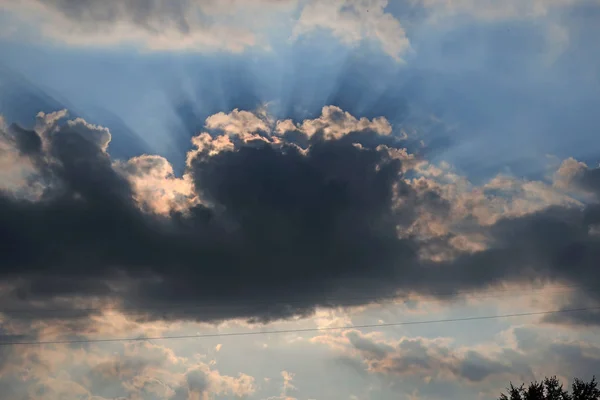 Raios Sol Que Fazem Seu Caminho Através Nuvem — Fotografia de Stock