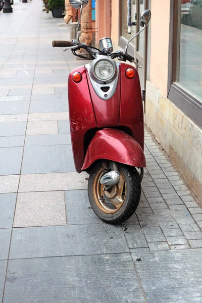 Binanın Duvarının Yakınında Park Edilmiş Kırmızı Retro Moped — Stok fotoğraf