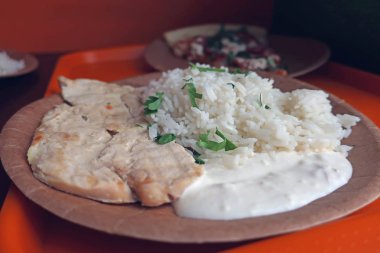 Öğle yemeği için pilavlı tavuk göğsü chop